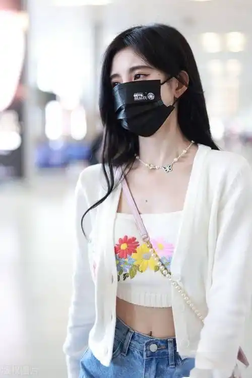 鞠婧祎穿短款背心秀小蛮腰遮住脸这是为哪般