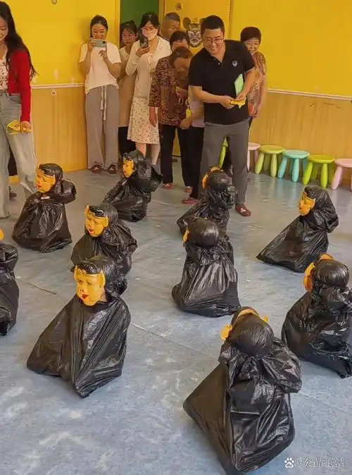 幼儿园老师,六一搞节目,真是搞笑,每个孩子打扮成这样,乍看一模一样