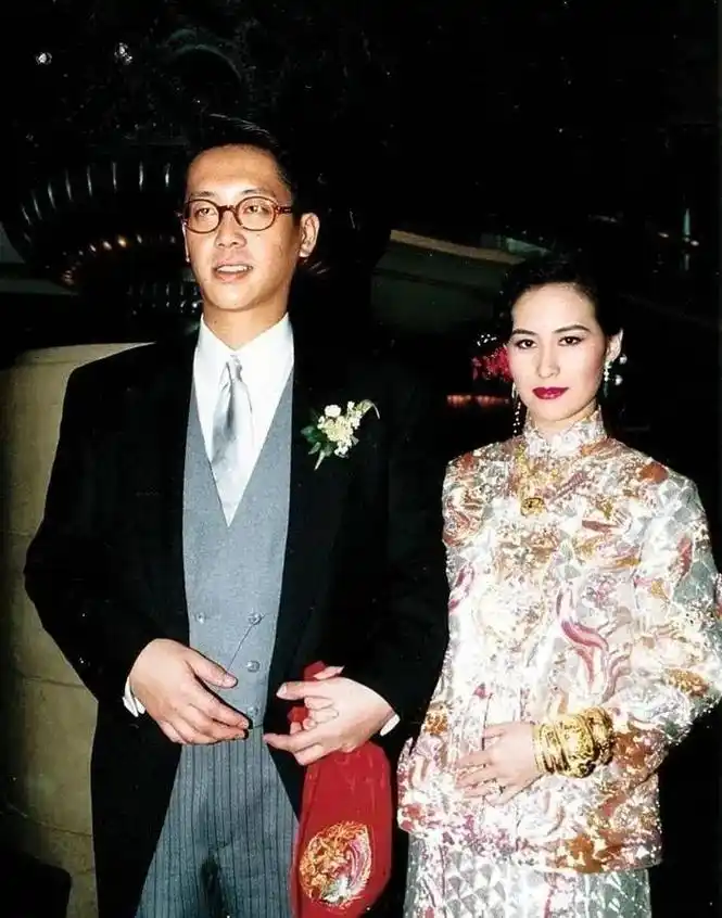 比如大房的大女儿何超英,二房的大女儿何超琼,二女儿何超凤都是"商业