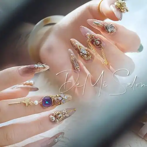 所以爱米帮大家搜罗了最最最奢华的镶钻美甲,如果你计划过