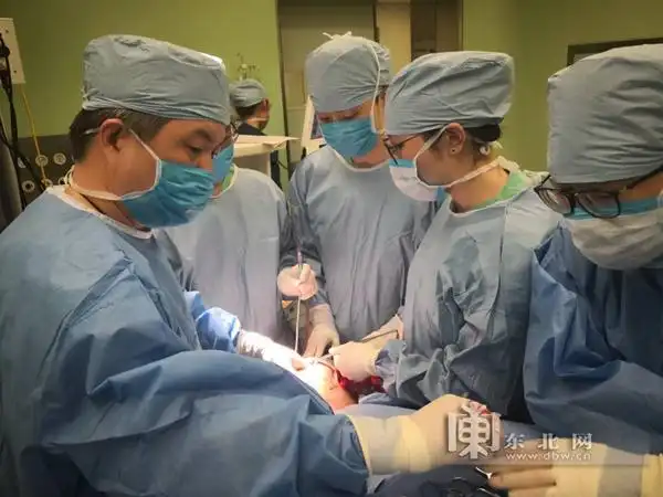 气钉枪钢钉射进颅底 哈医大二院医生巧取夺命钢钉