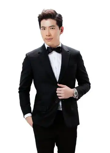 写真中,黄少祺身穿黑色西装搭配白色衬衫及精致小领结,尽显绅士风度.