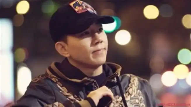 王小源真实姓名叫王思源,1992年出生,今年26岁,是北京市密云县人.