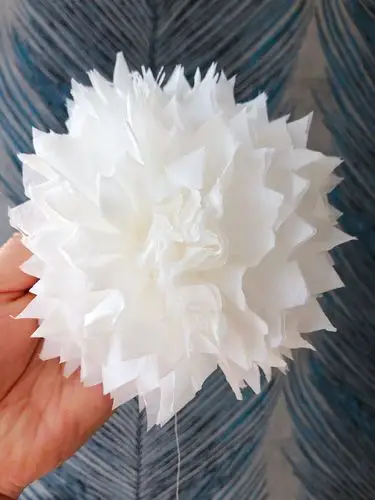 鼓励宝贝们自己动手制作祭奠用的小白花～ 宝贝们也纷纷行动,亲手制作