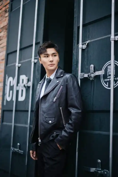 陈昊最新写真释出网友行走的荷尔蒙