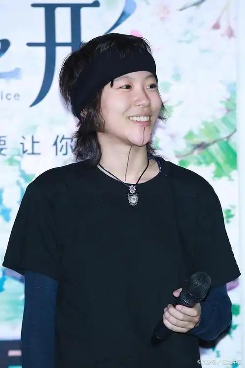 王菲的女儿窦靖童在7月8日在自己的社交平台上分享了两张自拍照片.