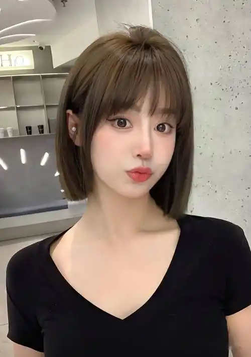 很多剪短发的女生都是从波波头开启短发之旅,这种发型既能修饰脸型又