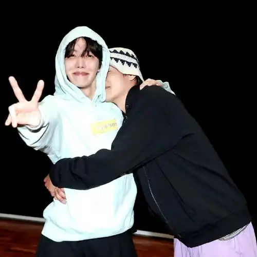 金泰亨solo#97#金泰亨蓝发#小熊只是喜欢合照时贴贴(,,6107.