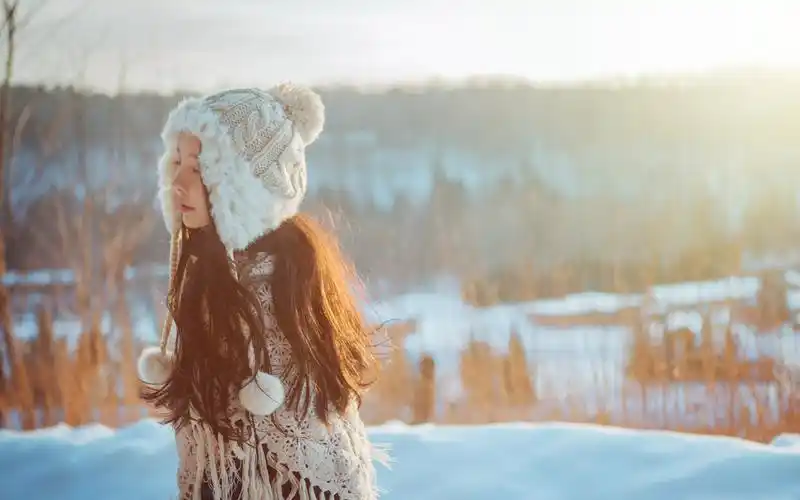 长发美女冬日雪地户外写真电脑壁纸