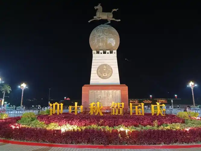 阳春东湖公园夜景:光与影交织的梦幻乐章