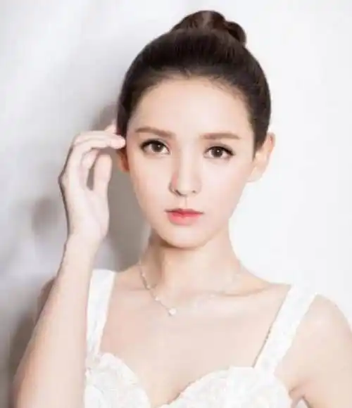 原创张予曦首次素颜公开化妆天生丽质眉毛状态让人觉得太真实