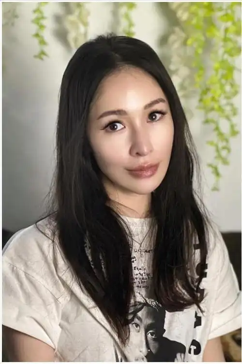 萧亚轩浴室意外跌倒,演艺事业再遇波折,粉丝心疼呼唤:健康归来!