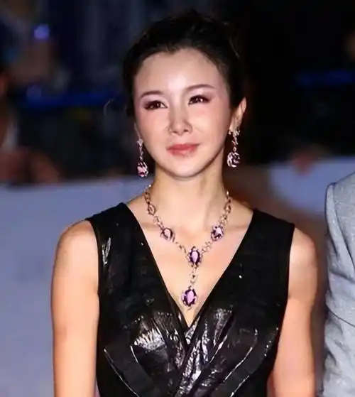 邵音音邵音音五官端正,身材时尚,浓密的眉毛,白皙的肌肤,被称为"中国