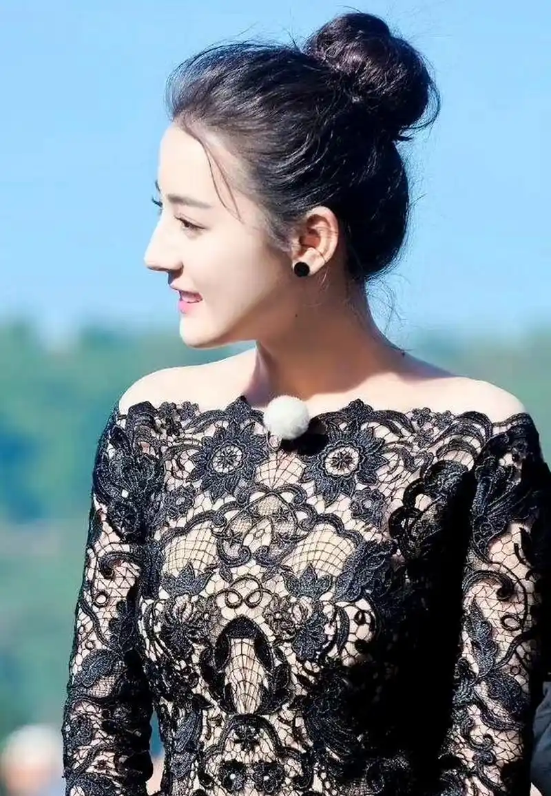 迪丽热巴黑色蕾丝镂空裙 你喜欢嘛