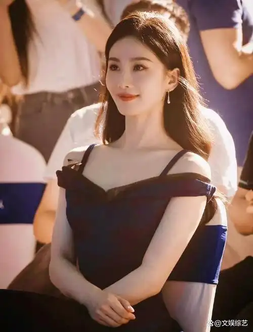 刘诗诗出席品牌活动,一袭蓝色长裙优雅迷人,惊艳全场