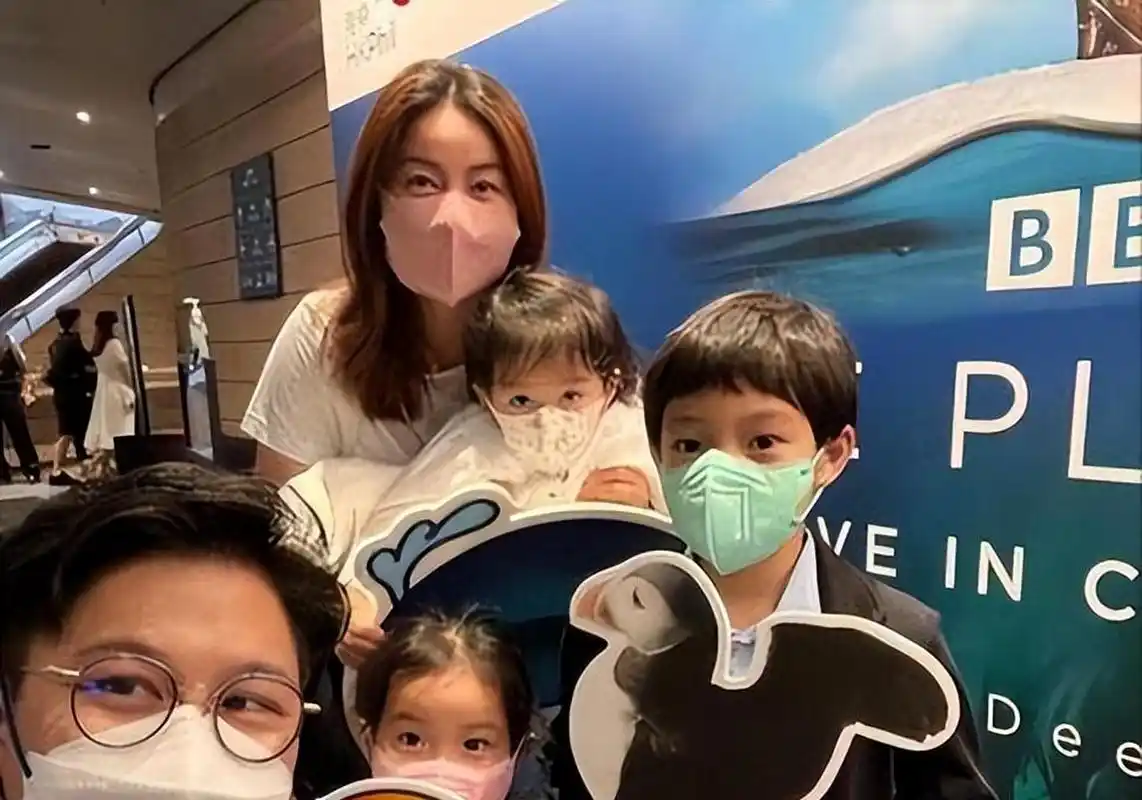 郭晶晶霍启刚一家五口现身长城 低调探亲享受私人时光