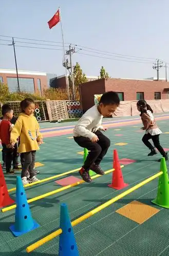 蓝天大地幼儿园大班户外活动