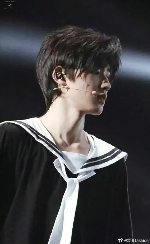 宋亚轩骑车上课路透