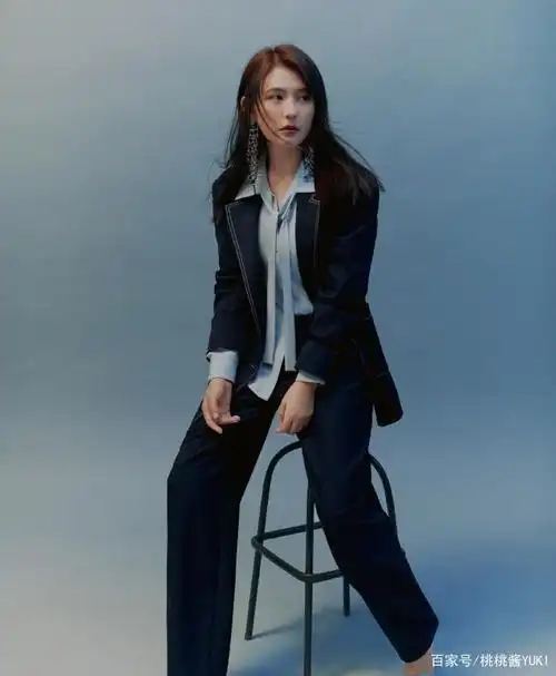 热依扎新造型真惊艳,穿方领吊带红裙走红毯,好身材呼之欲出