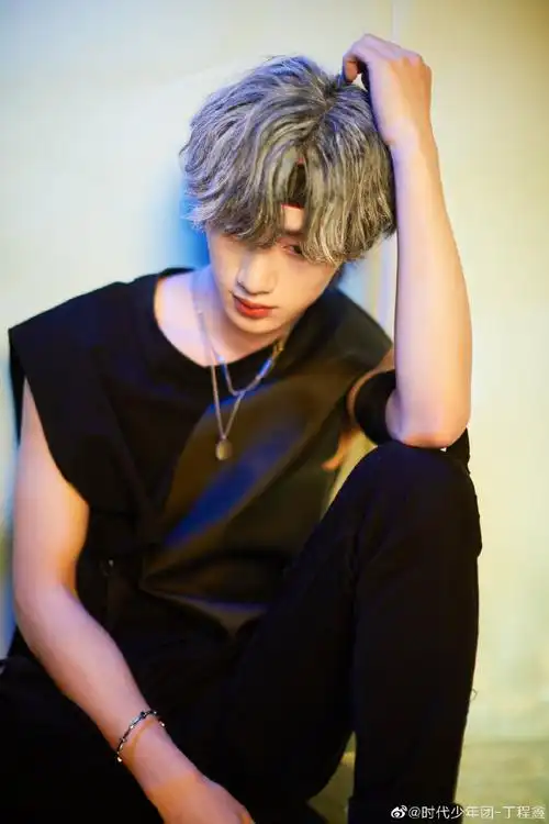 丁程鑫 银发主舞翻跳破风##丁程鑫 战损造型翻跳英雄