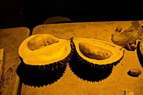 莲肉是金黄色的(普通是浅黄色),口感更腻,榴莲香