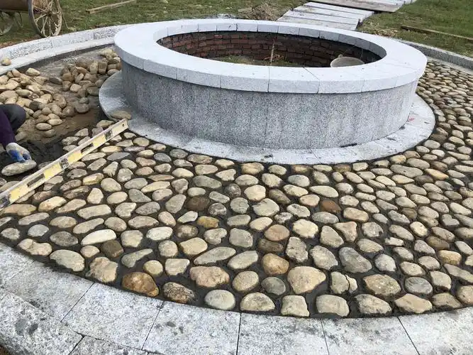 花圃鹅卵石铺装