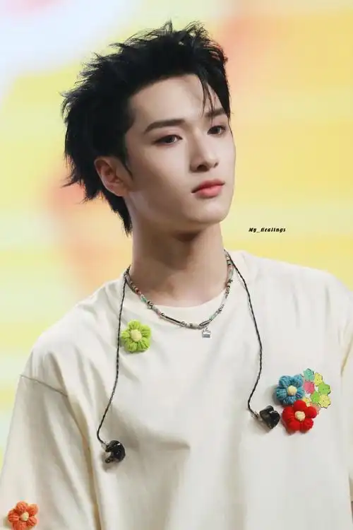 龙年添个新装扮#永远会沈溺在你的眼神中走不出来@时代少年团-严浩翔p