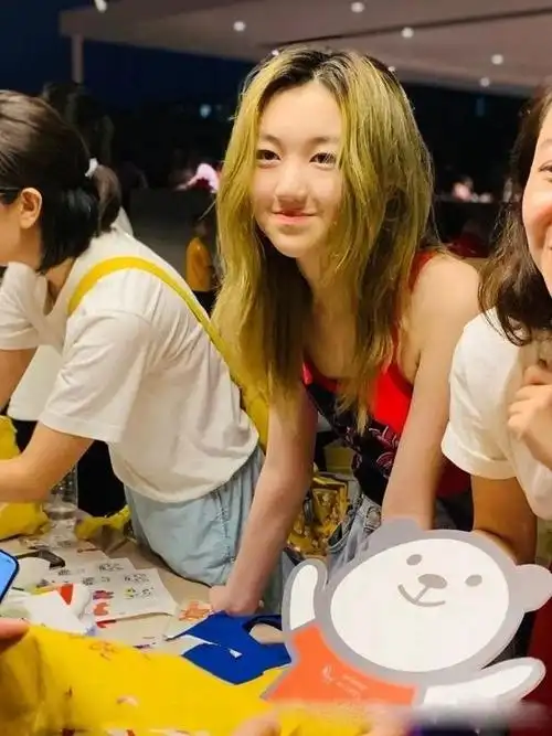 王菲小女儿李嫣生日演唱《喜欢》,继承母亲好嗓音