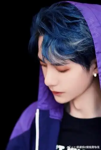 赤橙黄绿青蓝紫,你最喜欢哪一款发色的王一博?