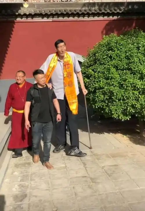 回顾2.36米鲍喜顺:不听医生劝告执意生子,现在儿子身高1米8