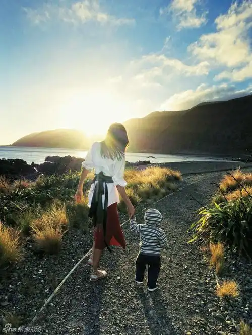 为《纽约时报》拍摄旅行写真,可爱儿子还在其中一张照片中露了个背影