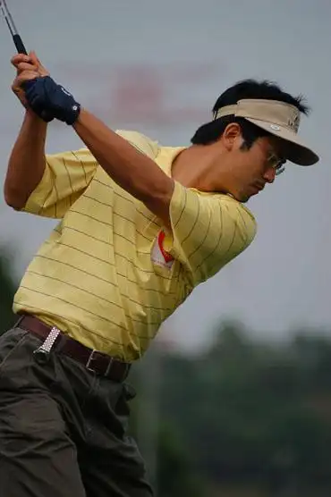 图文2006奥比斯慈善高球赛张剑虹大力挥杆