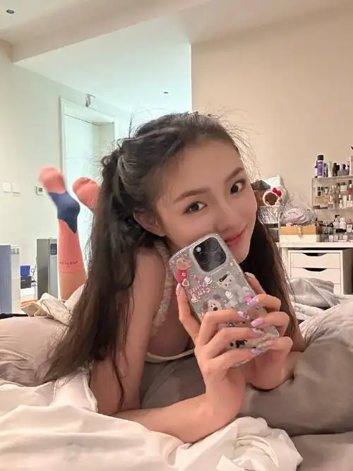 林允双马尾造型随拍##林允彩色吊带双马尾造型