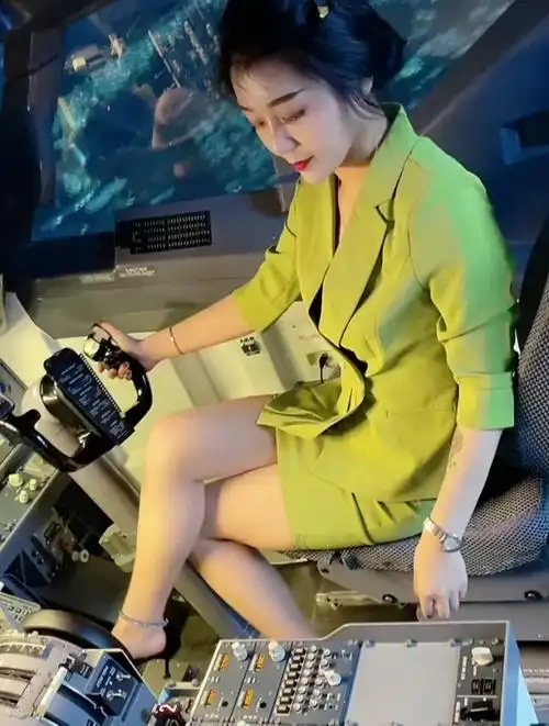 最美女机长,一身制服超飒,气场十足帅炸!
