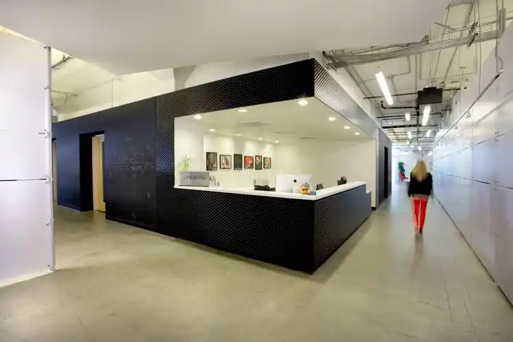 写字楼前台背景墙装修效果图-【城起设计公司】装修效果图