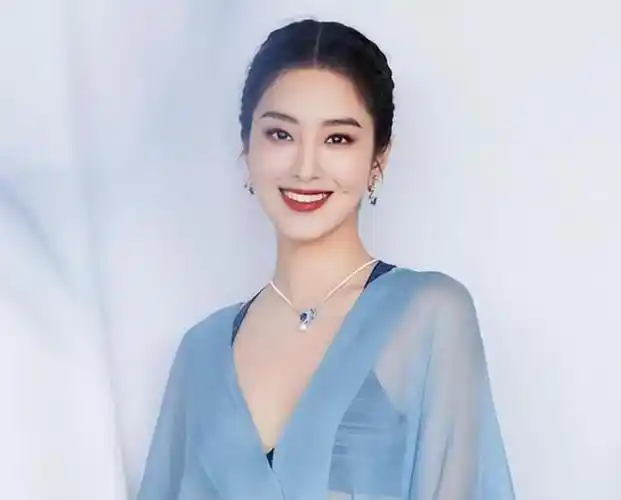 杨采钰挖走刘亦菲背后的男人嫁相差30岁金主她到底为了啥