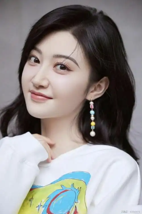 著名影视明星景甜晒生活照,简约装修的房间,美丽容颜惊艳了时光|女