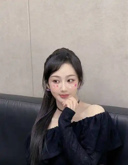 杨紫晒出新照片,嘟嘴卖萌超可爱,拍摄视频送祝福!_图片_四川_网友