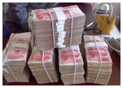 母亲迟疑了一下没说话,王伟焦急的说:妈,没有30万就买不了房子,没有