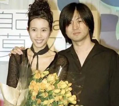 当年这首情歌《广岛之恋》可谓是火遍两岸三地,演唱者张洪量莫文蔚也