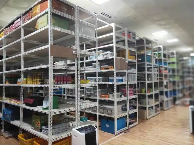 物品整整齐齐,井然有序的摆放在仓库的物架上.
