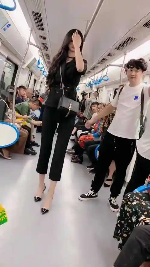 地铁惊现2米高的女巨人旁边小伙子都看愣了今天算是开眼了