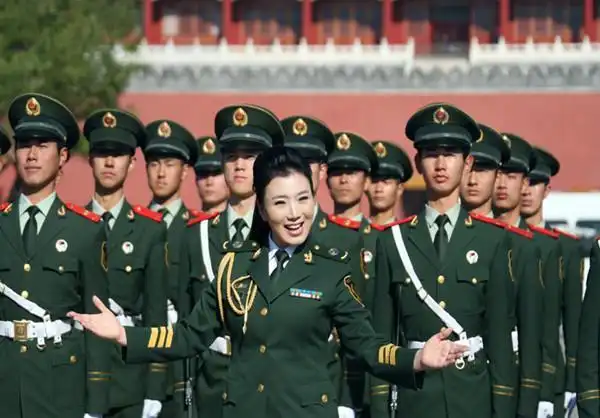 我国文艺兵的最高军衔为少将.图为我国文艺兵,青春靓丽,英姿飒爽.