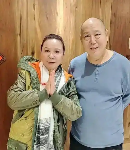 蔡明跟老友合影脸饱满的像个大姑娘却越看越僵硬随便一个农家奶奶都比