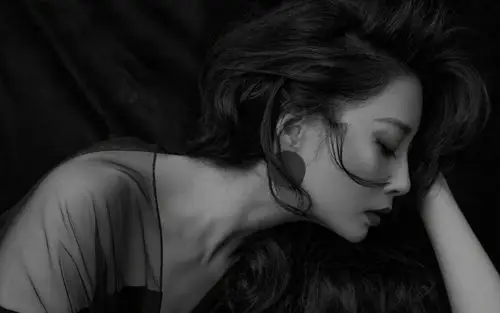 殷桃卷发图片壁纸88