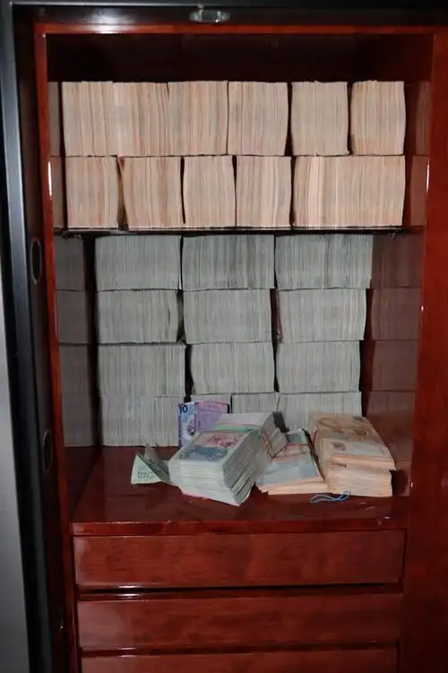 超过50亿新加坡警方破获特大洗钱案现金成捆豪车一排排