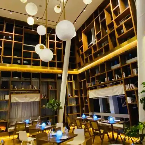 very lucky 微来餐厅-"晚上下班来的 总觉得如果是白天的话风景应.