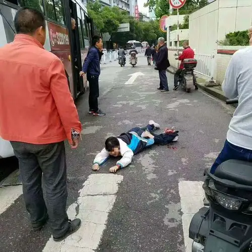 鄂州市区发生一起惨烈车祸一名女生腿被碾压惨不忍睹