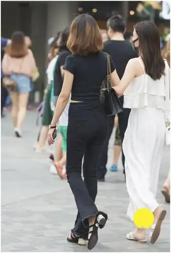 街拍美图:黑色阔腿牛仔裤搭配修身t恤展现时尚气质