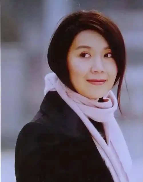 57岁严晓频坚守自然美!